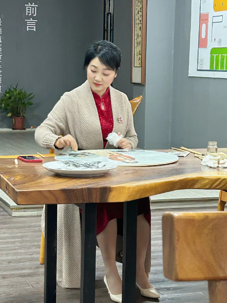 冯英霞（国瓷红叶画院高级画师）