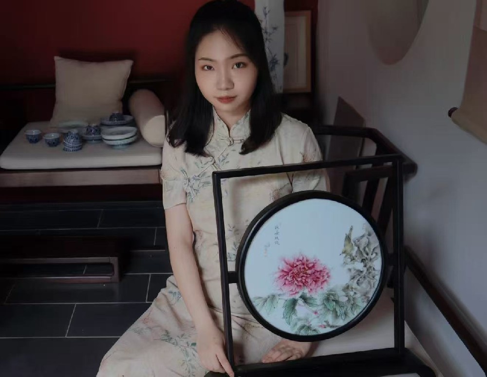 余卿晨（国瓷红叶画院高级画师）